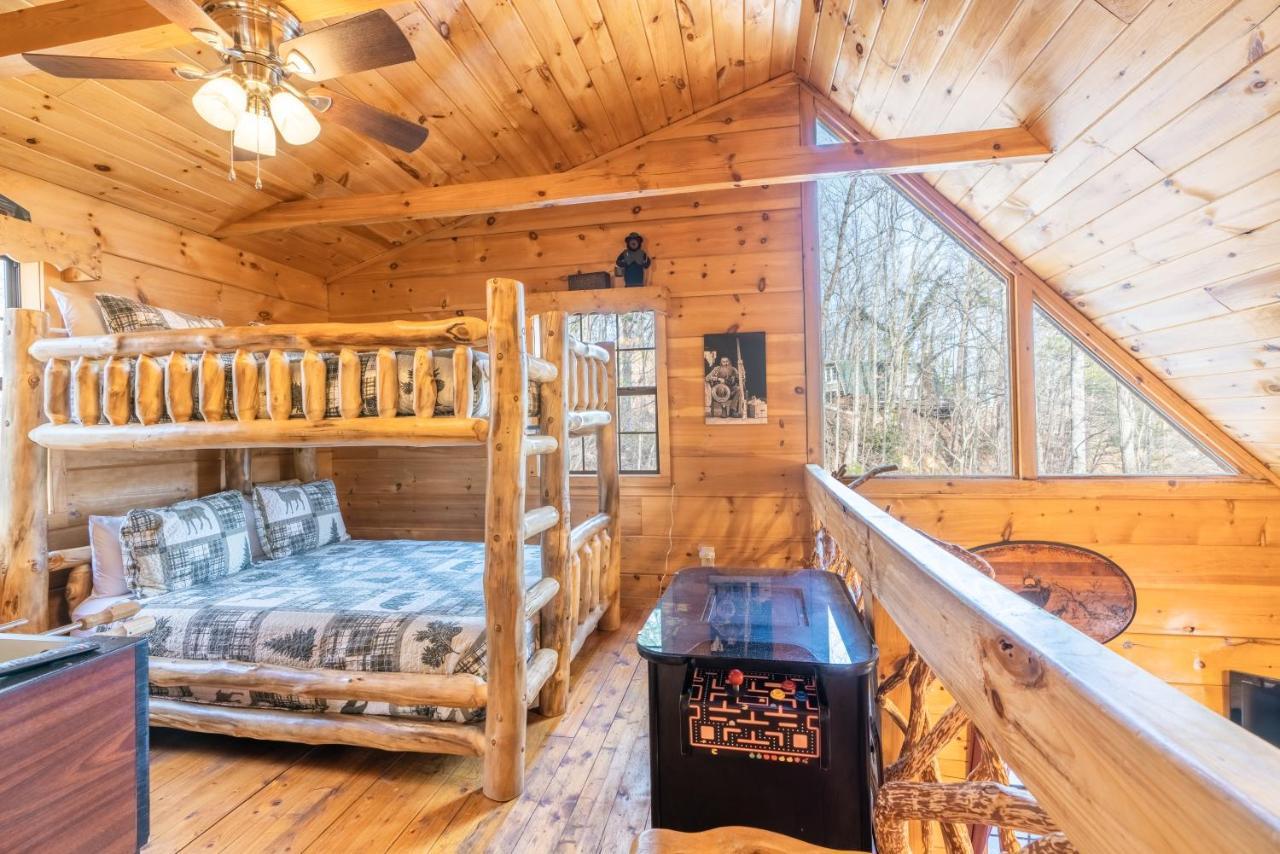 Hébergement de vacances Moonshine Ridge With Hot Tub And Fire Pit Pigeon Forge